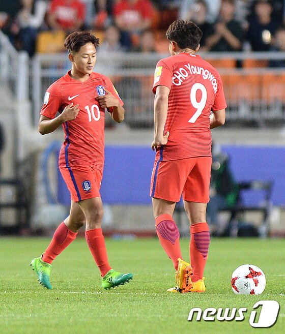 본문 이미지 - 2017년 5월26일 오후 경기도 수원시 팔달구 수원월드컵경기장에서 열린 'FIFA U-20 월드컵 코리아 2017' A조 잉글랜드와 대한민국의 축구경기에서 이승우와 조영욱이 대화를 하고 있다. 2017.5.26/뉴스1 ⓒ News1 오장환 기자