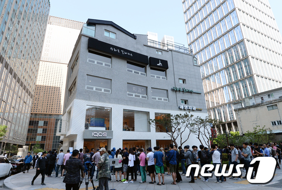 (서울=뉴스1) 오대일 기자 = '담배업계 아이폰'으로 불리는 필립모리스사의 궐련형 전자담배 아이코스(IQOS)가 사전 판매를 시작한 27일 서울 종로구 아이코스 광화문점에서 고객 …