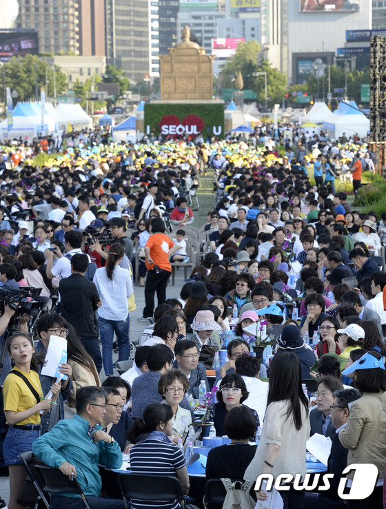(서울=뉴스1) 안은나 기자 = 27일 오후 서울 광화문 광장에서 열린 '서울시민 미세먼지 대토론회'에 참석한 시민들이 원탁에 둘러앉아 토론을 하고 있다. 이날 17시부터 19시까 …