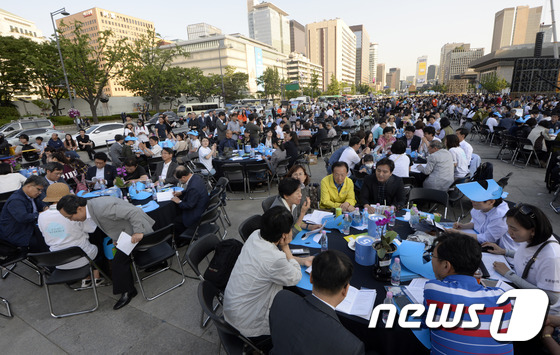 (서울=뉴스1) 안은나 기자 = 27일 오후 서울 광화문 광장에서 열린 '서울시민 미세먼지 대토론회'에 참석한 시민들이 원탁에 둘러앉아 토론을 하고 있다. 이날 17시부터 19시까 …