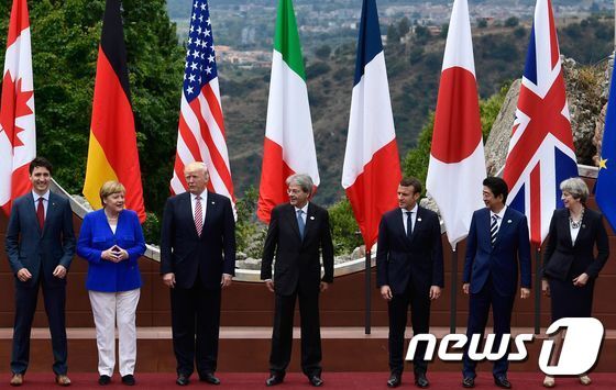 본문 이미지 - 이탈리아 시칠리아에서 26~27일(현지시간) 양일간 주요7개국(G7) 정상회의가 열렸다. 왼쪽부터 저스틴 트뤼도 캐나다 총리, 앙겔라 메르켈 독일 총리, 도널드 트럼프 미국 대통령, 파올로 젠틸로니 이탈리아 총리, 에마뉘엘 마크롱 프랑스 총리, 아베 신조 일본 총리, 테레사 메이 영국 총리. ⓒ AFP=뉴스1