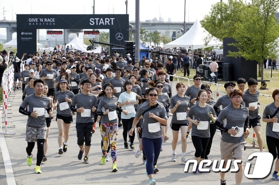 (서울=뉴스1) = 28일 서울 반포한강공원에서 열린 제1회 메르세데스-벤츠 ‘기브 앤 레이스(Give ‘N Race)’ 자선 마라톤 대회 참가자들이 레이스를 시작하고 있다.  ( …