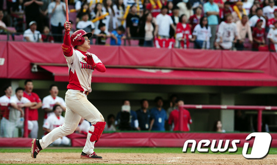 (광주=뉴스1) 남성진 기자 = 28일 오후 광주 KIA챔피언스필드에서 열린 \'2017 KBO리그 프로야구\' KIA타이거즈와 롯데자이언츠의 경기에서 11회 말 KIA의 최원준이 …