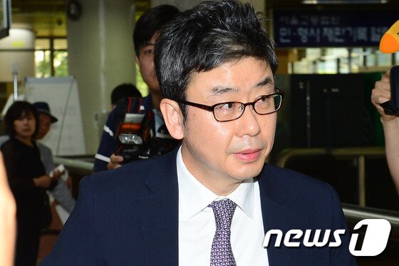 본문 이미지 - 김성민 전 국민연금 의결권행사 전문위원회 위원장이 29일 오후 서울 서초구 서울중앙지법에서 열린 박근혜 전 대통령과 최순실씨에 대한 3회 공판에 증인으로 출석하고 있다. 2017.5.29/뉴스1 ⓒ News1 임세영 기자