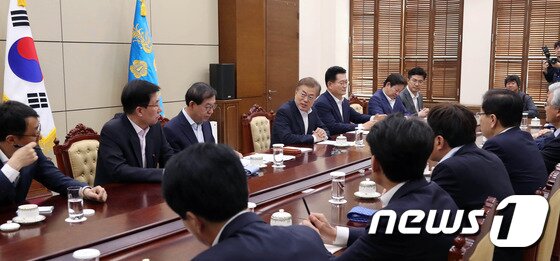 본문 이미지 - 문재인 대통령이 지난 2017년 5월29일 오전 청와대 여민관에서 열린 '러시아, EU, 아세안 특사단과의 간담회'에서 특사단 보고를 받기 전 인사말을 하고 있다. (청와대) 2017.5.29/뉴스1 ⓒ News1 이광호 기자