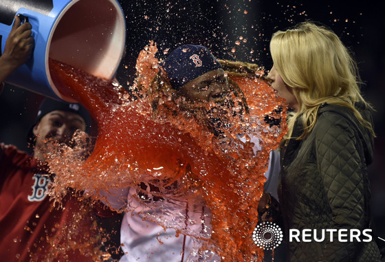 (보스턴 로이터=뉴스1) 최종일 기자 = 2일(현지시간) 미국 보스턴 펜웨이파크에서 열린 볼티모어 오리올스와의 경기에서 승리한 보스턴 레드삭스의 지명타자 핸리 라미레즈가 인터뷰 도 …