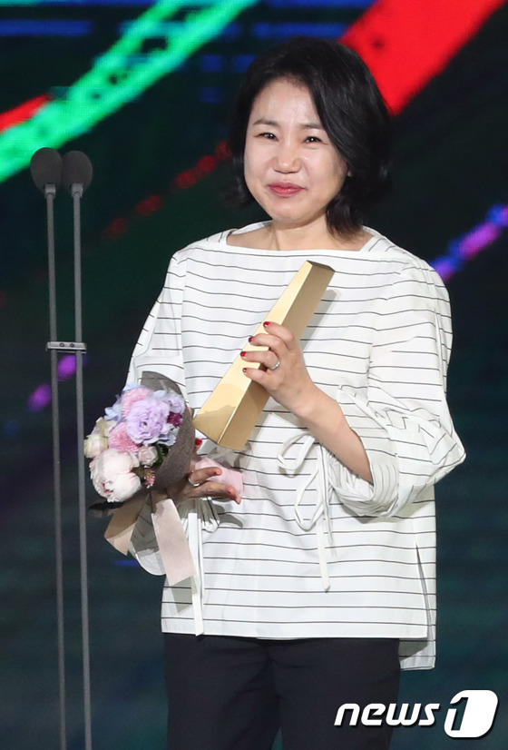 (서울=뉴스1) = '제53회 백상예술대상' 시상식이 3일 오후 서울 강남구 삼성동 코엑스에서 화려하게 개최됐다. 김은숙작가가 '도깨비'로 TV부문 대상을 수상한 뒤 소감을 밝히고 …