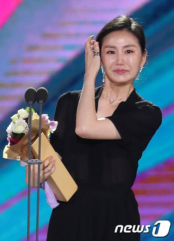 (서울=뉴스1) = '제53회 백상예술대상' 시상식이 3일 오후 서울 강남구 삼성동 코엑스에서 화려하게 개최됐다. 배우 김소진이 =백상 영화부문 여우조연상을 수상하고 있다. (일간 …