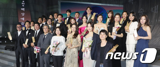(서울=뉴스1) = '제53회 백상예술대상' 시상식이 3일 오후 서울 강남구 삼성동 코엑스에서 화려하게 개최됐다. 수상자들이 포즈를 취하고 있다. TV와 영화 부문을 아우르는 국내 …