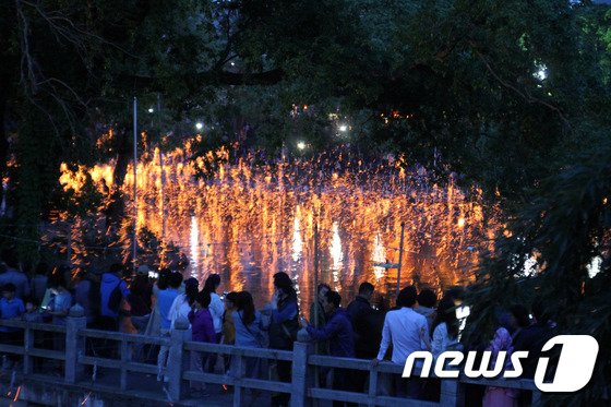 본문 이미지 - 경남도 무형문화재 제33호 &#39;함안 낙화놀이&#39;.2017.5.3/뉴스1 ⓒ News1 