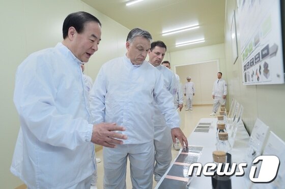 본문 이미지 - 전영현 삼성SDI 사장(왼쪽)이 헝가리 괴드에 위치한 전기차배터리 공장에서 빅토르 오르반 헝가리 총리(가운데)에게 리튬이온 배터리 소재들을 설명하고 있다.(삼성SDI 제공) ⓒ News1