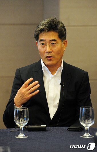 본문 이미지 - 2017 광주디자인비엔날레가 100일 앞으로 다가온 31일 오전 광주 서구 라마다 호텔에서 장동훈 2017 광주디자인비엔날레 총감독이 인터뷰를 하고 있다. 2017.5.31/뉴스1 ⓒ News1 남성진 기자