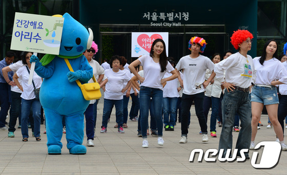 (서울=뉴스1) 전민 기자 = 녹색소비자연대전국협의회 회원들이 31일 오후 서울 중구 서울광장에서 '아리수 마시기' 플래시몹을 하고 있다. 녹소연은 수돗물 음용 단체 퍼포먼스를 통 …