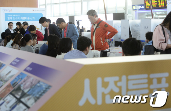 서울역에서 투표하는 시민들