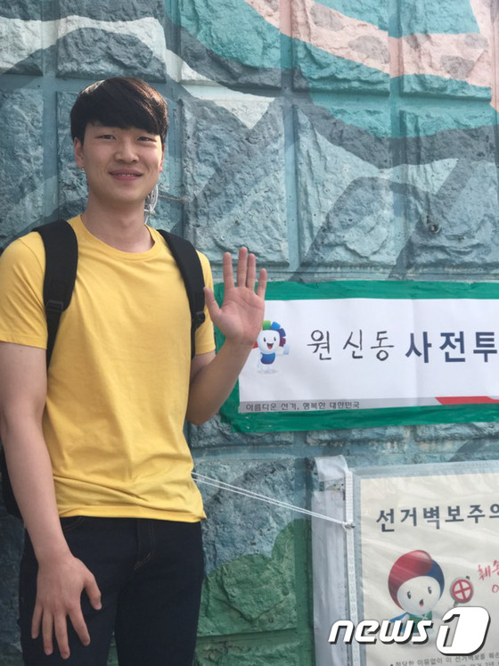 (서울=뉴스1) 허경 기자 = 심상정 정의당 대선후보의 아들 이우균 씨가 4일 오전 경기 고양시 덕양구 원신동주민센터 사전투표소에서 19대 대선 사전투표를 마치고 인증샷을 찍고 있 …