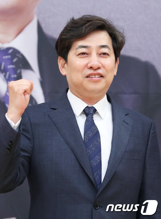 본문 이미지 - 김성준 보도본부장이 4일 오전 서울 목동 SBS에서 열린 ‘SBS 선거방송 기자간담회’에 참석해 포즈를 취하고 있다. ⓒ News1 권현진 기자