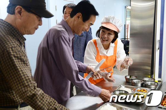 (서울=뉴스1) 임세영 기자 = 유승민 바른정당 대선후보의 부인 오선혜 씨가 4일 오전 서울 강북구 번동5단지 종합사회복지관에서 어르신들께 배식을 하고 있다. 2017.5.4/뉴스 …