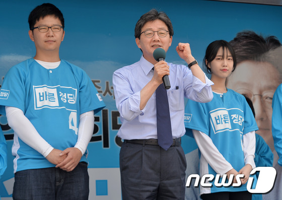 (서울=뉴스1) 구윤성 기자 = 유승민 바른정당 대선후보가 4일 오후 서울 광진구 건국대학교 앞 유세현장에서 아들 유훈동, 딸 유담씨와 함께 지지를 호소하고 있다. 2017.5.4 …