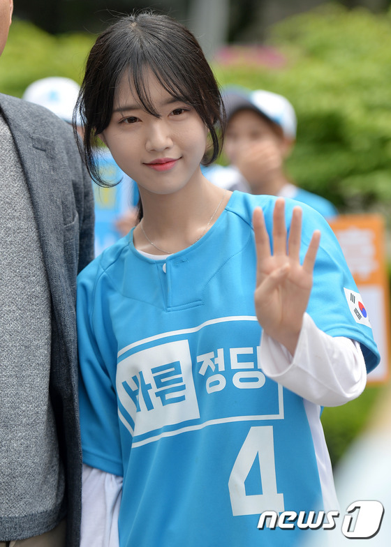 (서울=뉴스1) 구윤성 기자 = 유승민 바른정당 대선후보의 딸 유담 씨가 4일 오후 서울 광진구 건국대학교 인근 유세현장에서  유권자와 함께 사진 촬영을 하고 있다. 2017.5. …