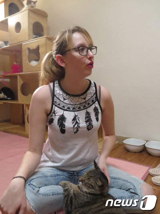 본문 이미지 - 쥐스틴 모느리(25)가 2일 오후 서울 용산구 원효로4가 사단법인 나비야사랑해(대표 유주연)의 보호소에서 <뉴스1>과 인터뷰를 하고 있다.ⓒ News1