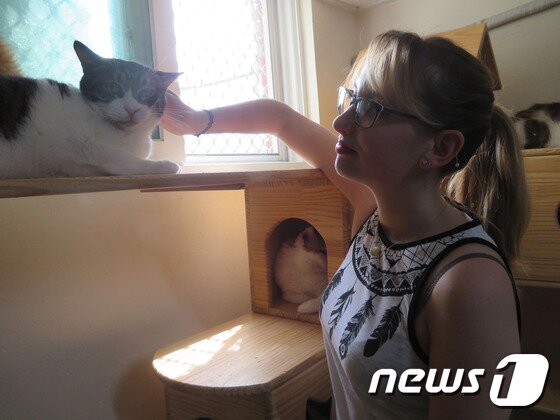 본문 이미지 - 쥐스틴은 나비야사랑해 보호소를 찾아올 때마다 프랑스에 부모님과 함께 있는 반려묘 '유나'(3)가 더 많이 생각난다고 했다.ⓒ News1