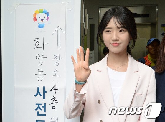 본문 이미지 - 유승민 바른정당 대선후보 딸 유담양이 4일 오후 서울 광진구 화양동주민센터에 마련된 제19대 대통령선거 사전투표소에서 투표를 마친 후 인증샷을 찍고 있다. 2017.5.4/뉴스1 ⓒ News1 박세연 기자