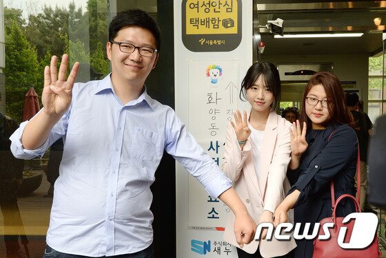 본문 이미지 - 유승민 바른정당 대선후보 딸 유담양(가운데)과 아들 유훈동씨 부부가 4일 오후 서울 광진구 화양동주민센터에 마련된 제19대 대통령선거 사전투표소에서 투표를 마친 후 인증샷을 찍고 있다. 2017.5.4/뉴스1 ⓒ News1 박세연 기자