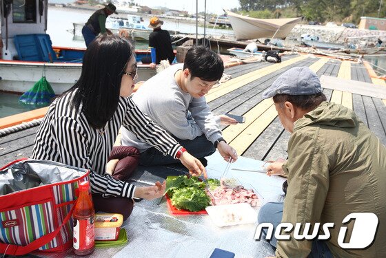 본문 이미지 - 전남 해남 우수영 관광지 일대 울돌목에서 뜰채 숭어잡이가 한창인 가운데 관광객들이 초장과 상추등을 직접 준비해와 시원한 바닷바람을 맞으며 배위에서 숭어회를 먹고 있다.(해남군 제공)2017.5.4/뉴스1 ⓒ News1 박준배 기자