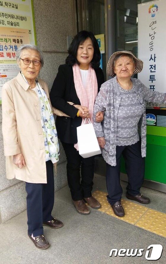 본문 이미지 - 왼쪽부터 사전투표소를 찾은 김복동 할머니, 윤미향 정대협 대표, 길원옥 할머니(윤미향 대표 페이스북 갈무리)ⓒ News1