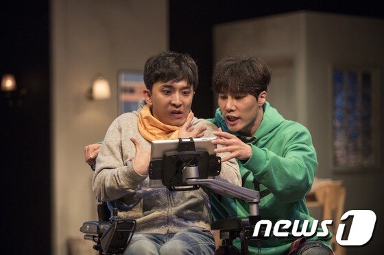 본문 이미지 - 연극 '킬 미 나우' 공연장면 (사진=연극열전)