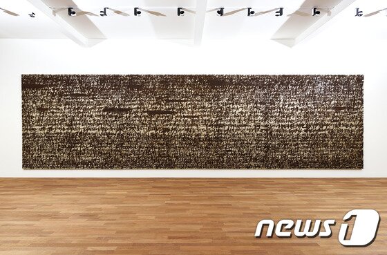 본문 이미지 - 김종구, 쇳가루 6000자의 독백, 2014, 쇳가루, 캔버스, PV 접착제, 가변크기 (가나아트 제공) ⓒ News1