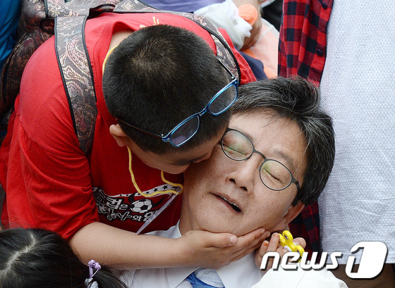 (과천=뉴스1) 박세연 기자 = 유승민 바른정당 대선후보가 어린이날인 5일 오후 경기도 과천 서울대공원을 방문해 어린이들과 함께 사진을 찍던 중 한 어린이의 뽀뽀세례를 받고 있다. …