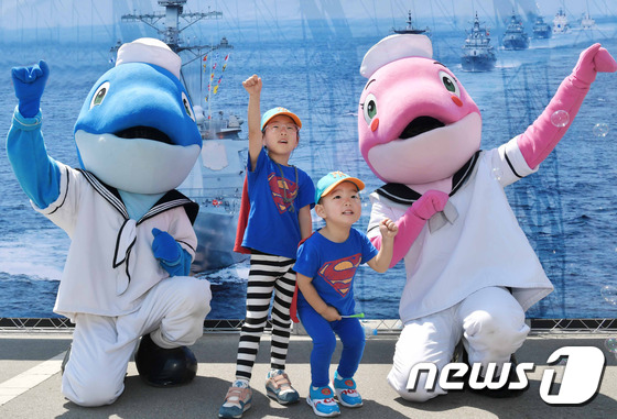 (평택=뉴스1) 오장환 기자 = 어린이날인 5일 경기도 평택시 포승읍 해군2함대사령부를 찾은 어린이들이 해군의 마스코트인 해돌이, 해순이와 함께 기념 사진을 찍고 있다. 2함대 관 …