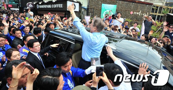 본문 이미지 - 문재인 더불어민주당 대선후보가 어린이날인 5일 경북 포항 중앙상가에서 유세를 마친 후 승합차로 다음 방문지인 부산으로 이동하고 있다.2017.5.5/뉴스1 ⓒ News1 최창호 기자