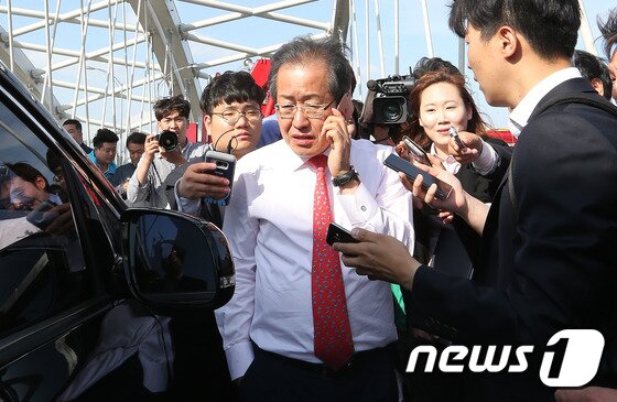 본문 이미지 - 홍준표 자유한국당 대선후보가 5일 오후 서울 한강 양화대교를 찾아 다리 아치 위에서 고공농성 중인 ‘사법시험 존치를 위한 고시생 모임’의 이종배 대표와 통화를 시도하고 있다. 2017.5.5/뉴스1 ⓒ News1 박지혜 기자
