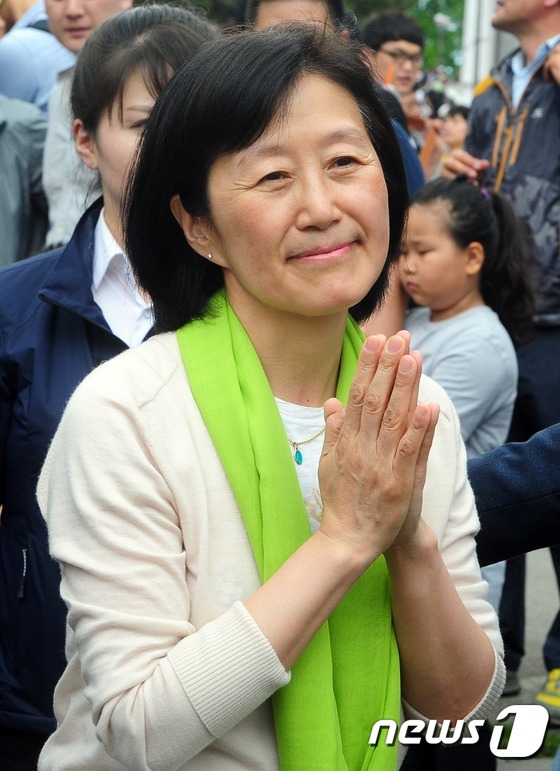 (부산=뉴스1) 여주연 기자 = 안철수 국민의당 후보의 부인 김미경 교수가 5일 오후 부산 사직야구장을 찾아 두 손을 모으고 유권자들에게 인사를 하고 있다. 2017.5.5/뉴스1 …