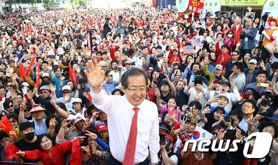 본문 이미지 - 홍준표 자유한국당 대선후보가 5일 오후 서울 서대문구 신촌 유플렉스 앞에서 시민들에게 인사하고 있다. 2017.5.5/뉴스1 ⓒ News1 박지혜 기자