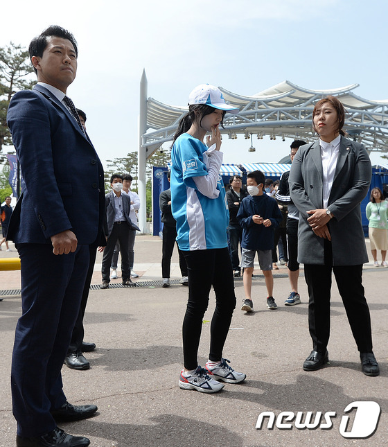 (수원=뉴스1) 오장환 기자 = 유승민 바른정당 대선후보의 딸 유담 씨가 6일 오후 경기도 수원시 수원월드컵경기장을 방문해 성희롱 사태 관련 발언 전 생각에 잠겨 있다. 서울 마포 …