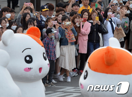 (서울=뉴스1) 구윤성 기자 = 6일 오후 서울 강남구 코엑스 앞 영동대로 일대에서 열린 C-페스티벌에서 시민들이 일본 애니메이션 캐릭터인 '에비츄'의 군무를 보며 즐거워하고 있다 …