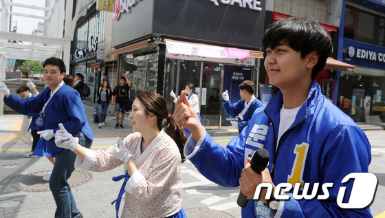 (광주=뉴스1) 남성진 기자 = 안희정 충남도지사 장남인 안정균씨가 7일 오전 광주 동구 충장로파출소 앞에서 더불어민주당 엄지척 유세단과 함께 율동을 선보이며 문재인 대선후보의 지 …