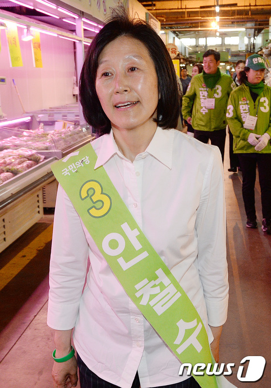 대선 D-2, 농수산물시장 찾은 안철수 부인 김미경