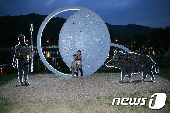 본문 이미지 - 금강 위를 수 놓은 화려한 유등과 행사장 곳곳에 설치된 야간 조명들이 축제를 더욱 풍성하게 만들었다.2017.5.6./뉴스1ⓒ News1