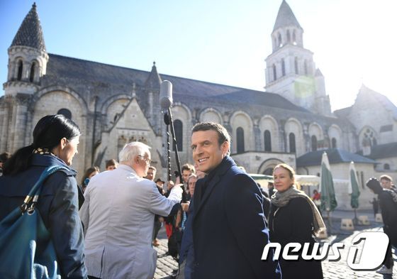 본문 이미지 - 에마뉘엘 마크롱의 기자회견 모습. ⓒ AFP=뉴스1