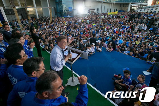 (광주=뉴스1) 허경 기자 = 문재인 더불어민주당 대선후보가 7일 오후 광주송정역 앞 광장에서 열린 집중유세에서 소중한 한 표를 호소하고 있다. 2017.5.7/뉴스1