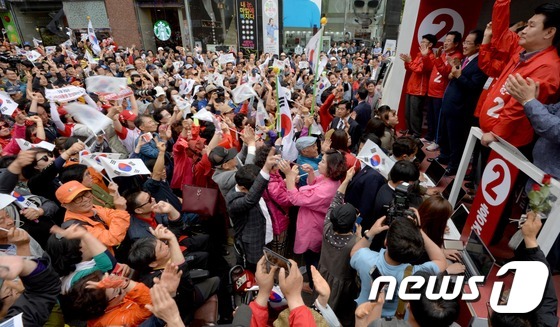 대전 시민들에게 지지호소하는 홍준표
