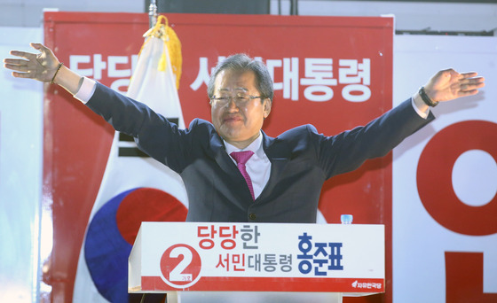 홍준표 "박근혜 탄핵 뒤 자한당 망하게 뒀어야 했는데 괜히 살려…사이비 보수만"