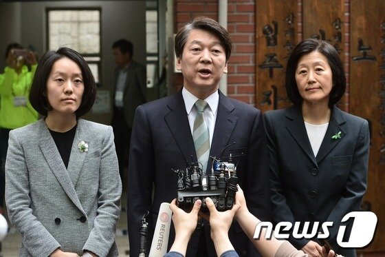 본문 이미지 - 안철수 국민의당 대선후보가 제19대 대통령선거일인 9일 오전 서울 노원구 극동늘푸른아파트 경로당에 마련된 상계1동 제7투표소에서 부인 김미경 씨와 딸 안설희 양과 투표를 마친 뒤 취재진의 질문에 답하고 있다. 2017.5.9/뉴스1 ⓒ News1 민경석 기자