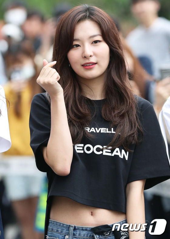 (서울=뉴스1) 권현진 기자 = 레드벨벳 슬기가 9일 오전 서울 KBS 별관에서 열린 신개념 웹 예능 아이돌 드라마 공작단 ‘꽃길만 걷자’ 공개 녹화에 참석하며 사랑의 하트를 그리 …