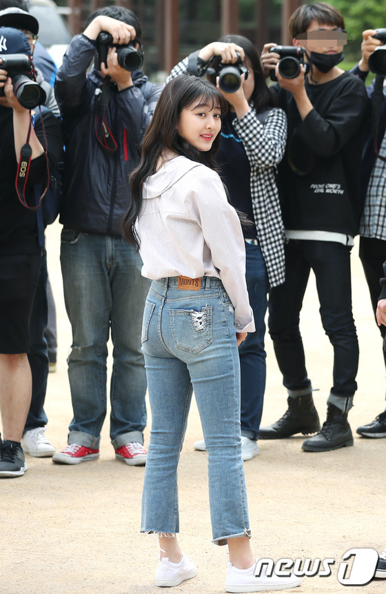 (서울=뉴스1) 권현진 기자 = 트와이스(TWICE) 지효가 19대 대통령 선거일인 9일 오전 서울 청담 초등학교에서 투표를 마친 뒤 팬들에 둘러 싸여 차로 이동하고 있다.