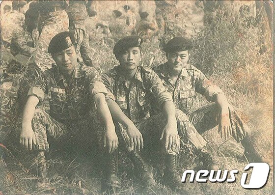 본문 이미지 - 문재인 더불어민주당 대통령 후보가 9일 제19대 대통령으로 선출됐다. 최순실 국정농단과 박근혜 전 대통령 탄핵 정국에서 '적폐청산'을 외쳐온 문 후보는 '변화'를 열망하는 국민들의 표심을 얻어 대권의 꿈을 이루었다. 사진은 문 후보 특전사 군복무 시절 모습. (문재인캠프 제공) 2017.5.9/뉴스1 ⓒ News1 허경 기자